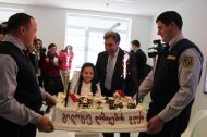 Nika Gilauri handed a present from the President - iPad and a birthday cake - to a third grader of Kvareli Public School No 2, Nuki Avazashvili, for her birthday